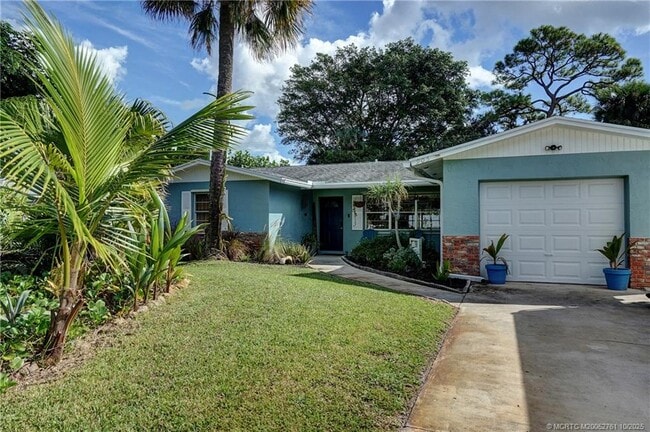 905 SE Flamingo Ave in Stuart, FL - Building Photo - Building Photo