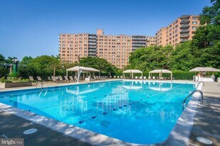 4201 Cathedral Ave NW in Washington, DC - Building Photo