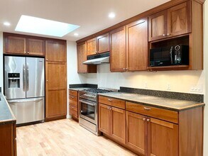 12518 98th Ave NE in Kirkland, WA - Foto de edificio - Building Photo