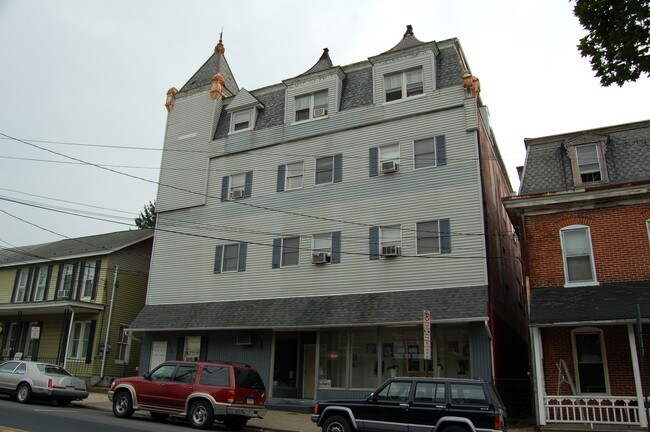 108 S Main St in Alburtis, PA - Foto de edificio - Building Photo