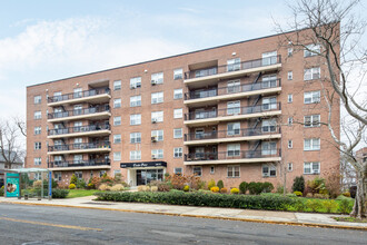 Cryder Point Co-op in Whitestone, NY - Building Photo - Building Photo