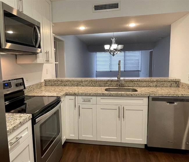 1713 Whitehall Dr in Davie, FL - Foto de edificio - Building Photo