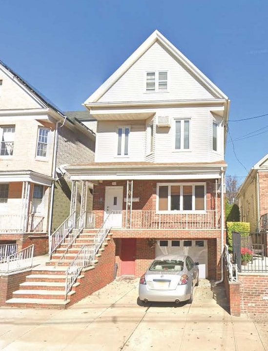 31 W 10th St in Bayonne, NJ - Building Photo