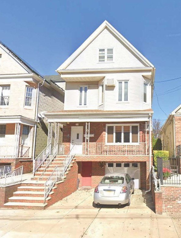 property at 31 W 10th St