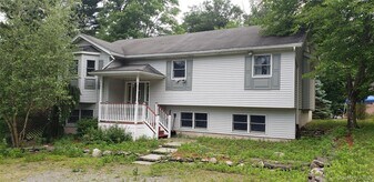 43 Martins Rd in Huguenot, NY - Building Photo
