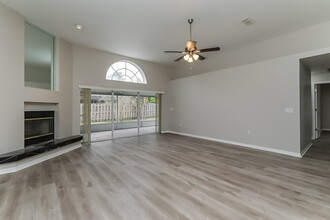 2002 Alafia Oaks Dr in Valrico, FL - Building Photo - Building Photo