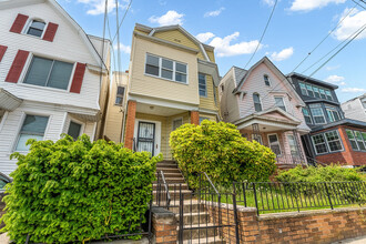 29 Bayview Ave, Unit Second Floor in Jersey City, NJ - Foto de edificio - Building Photo