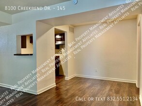 8100 Creekbend Dr in Houston, TX - Building Photo - Building Photo