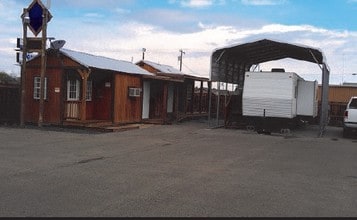 57 Crockett St in Big Wells, TX - Foto de edificio - Building Photo