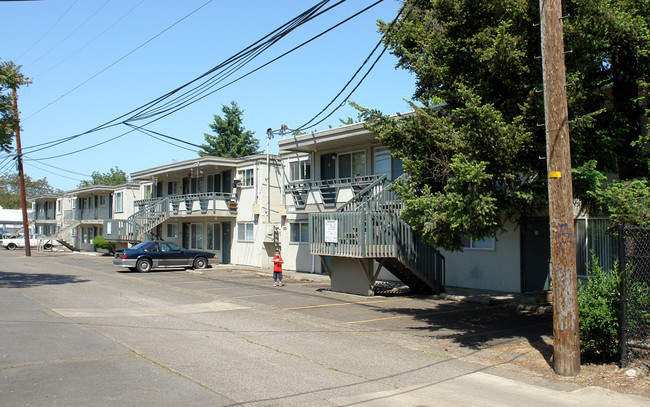 1000-1055 W 7th Ave in Eugene, OR - Building Photo - Building Photo