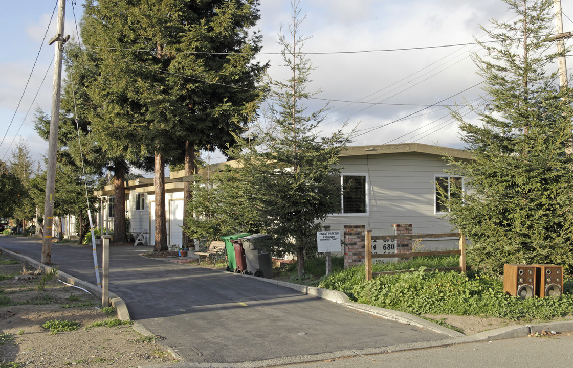 672-684 Cherry Way in Hayward, CA - Building Photo