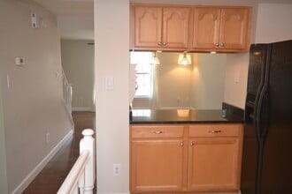 1537 Woodcrest Dr in Reston, VA - Foto de edificio - Building Photo