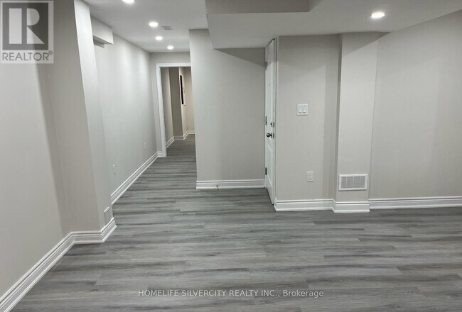 29 Lathbury St in Brampton, ON - Building Photo - Building Photo