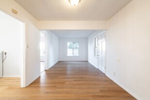 1885 Chestnut Avenue in Long Beach, CA - Building Photo