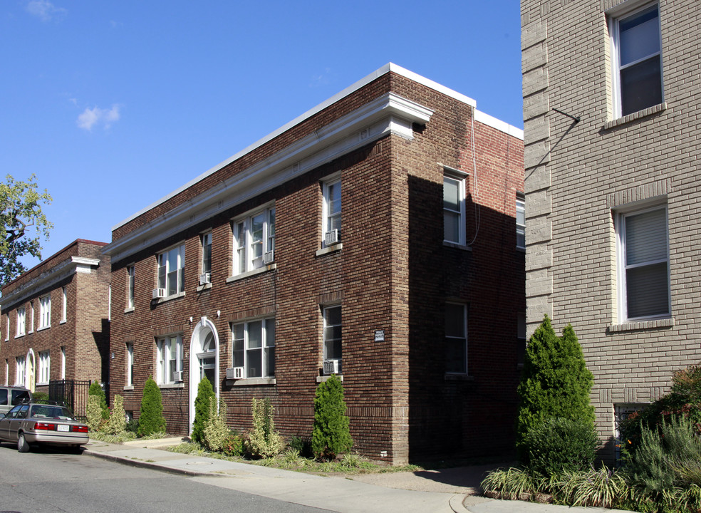 1445 Oak St NW in Washington, DC - Building Photo