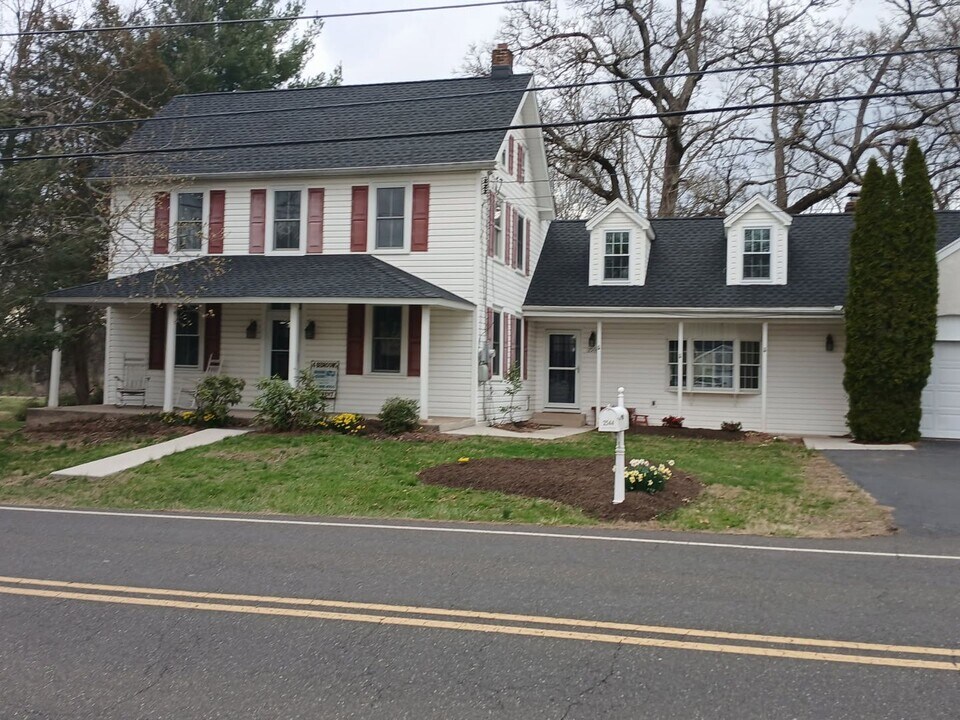 2544 Trewigtown Rd in Line Lexington, PA - Foto de edificio