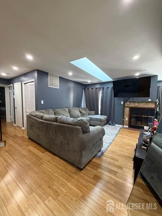 80 Farnham Square in Sayreville, NJ - Building Photo