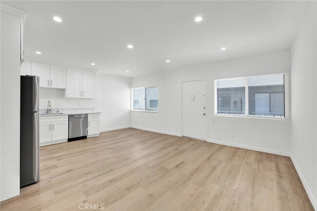 13018 Valleyheart Dr, Unit 4 in Los Angeles, CA - Foto de edificio - Building Photo