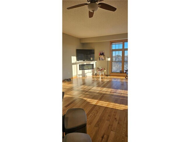 2201 Village Ln in Bloomington, MN - Building Photo - Building Photo