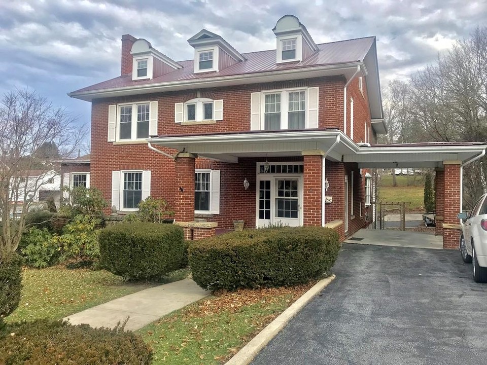 2105 Washington St in Bluefield, WV - Building Photo