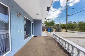 3241 NE 17th Ave in Oakland Park, FL - Foto de edificio - Building Photo