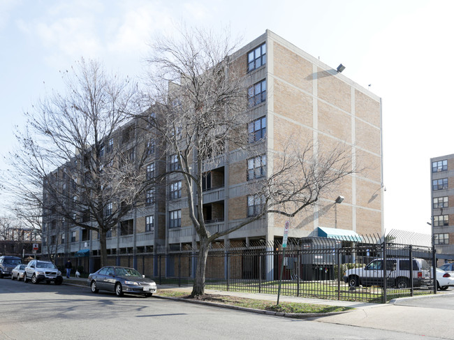 Potomac Gardens Apartments in Washington, DC - Foto de edificio - Building Photo