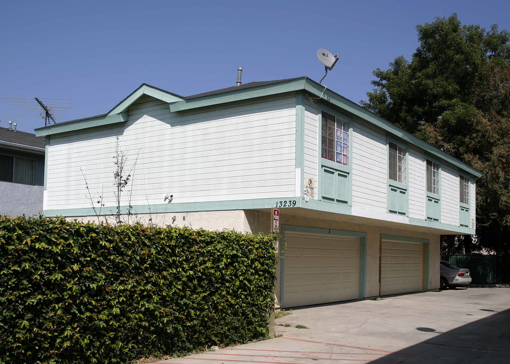 13239 Mulberry Dr in Whittier, CA - Foto de edificio