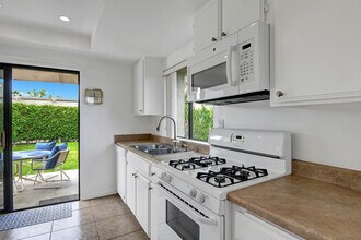 235 Vía Rengo in Palm Desert, CA - Building Photo - Building Photo