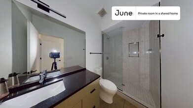 Private bedroom in 4 bed/3.5 bath Home in Chicago, IL - Building Photo - Building Photo