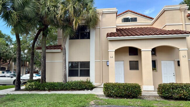 501 Racquet Club Rd in Weston, FL - Building Photo - Building Photo