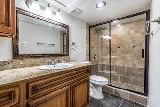 7575 Katy Fwy-Unit -26 in Houston, TX - Foto de edificio - Building Photo
