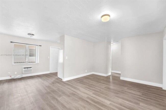property at 923 N 17th Ave