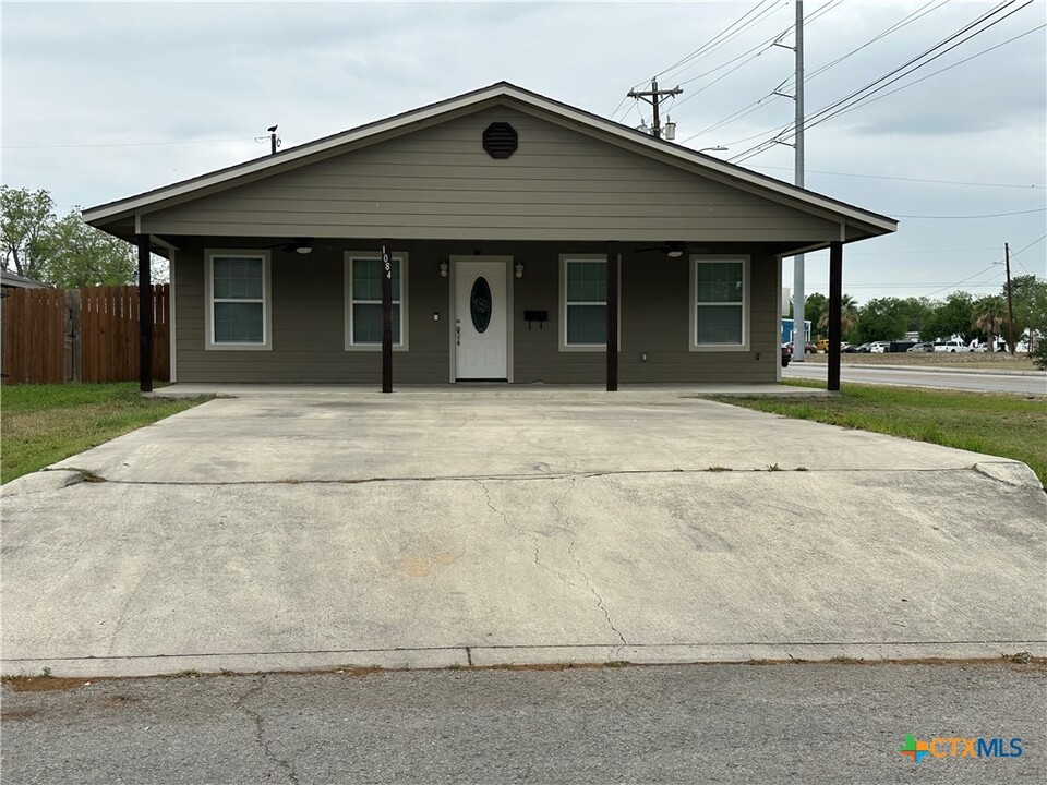 1084 E Weinert St in Seguin, TX - Building Photo