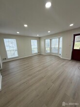 32 Columbus Dr in Franklin Township, NJ - Building Photo - Building Photo