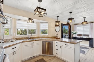 6911 47th St Ct W in University Place, WA - Foto de edificio - Building Photo