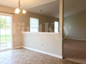 11521 Stoeppelwerth Dr in Indianapolis, IN - Foto de edificio - Building Photo