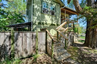 393 N Laurel St in Ashland, OR - Building Photo - Building Photo
