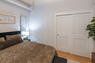 James Corner in Clinton, MA - Foto de edificio - Building Photo