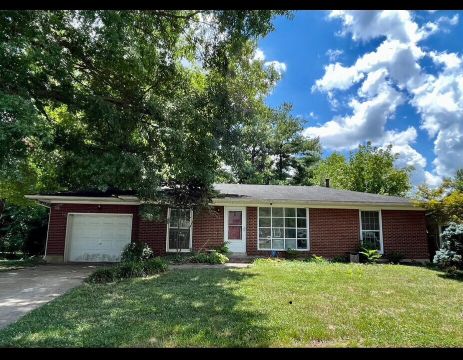 9902 Mary Dell Ln in Louisville, KY - Building Photo