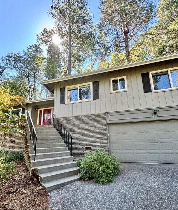 11279 Marjon Dr in Nevada City, CA - Building Photo