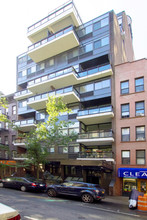 402-404 E 64th St in New York, NY - Foto de edificio - Building Photo