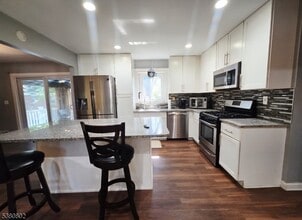 7 Van Ness Ct in Maplewood, NJ - Building Photo - Building Photo