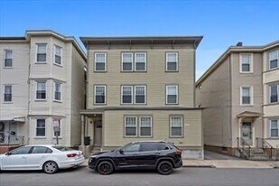 33 Merriam St in Somerville, MA - Building Photo