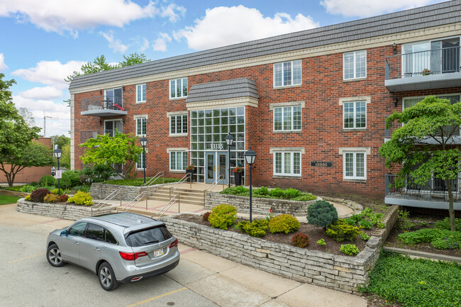 Elm Grove Terrace in Elm Grove, WI - Foto de edificio - Building Photo