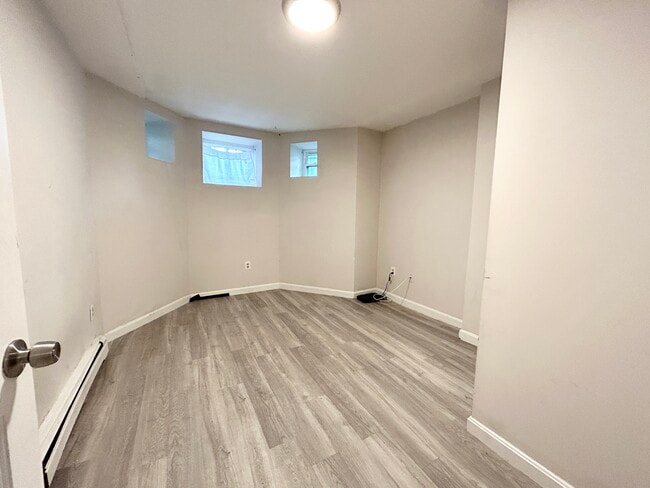 74 Hammond St, Unit 1 in Boston, MA - Foto de edificio - Building Photo