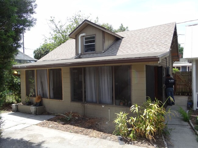 property at 407 1/2 E Paris St