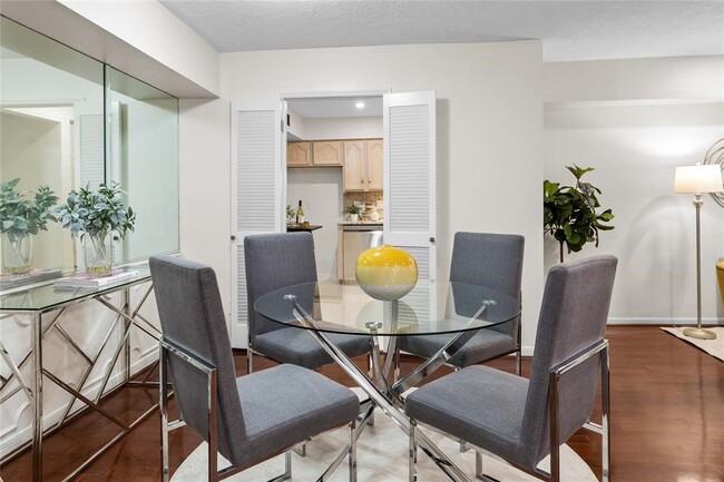 353 N Post Oak Ln in Houston, TX - Building Photo - Building Photo