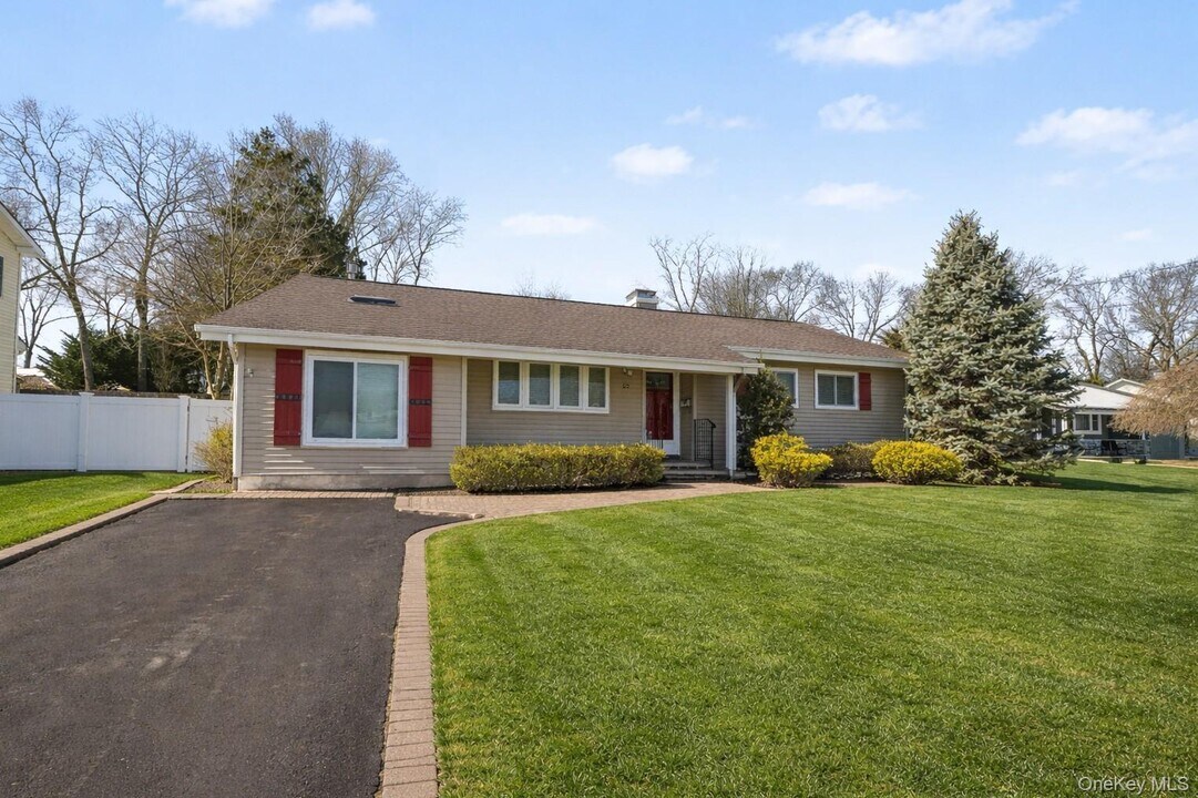 22 7 Ave in Kings Park, NY - Building Photo