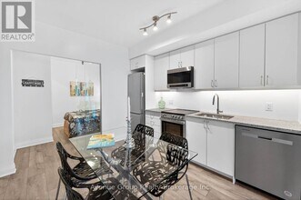 700 Sheppard Ave W in Toronto, ON - Building Photo - Building Photo