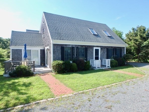 54 Schoolhouse Rd in Edgartown, MA - Building Photo